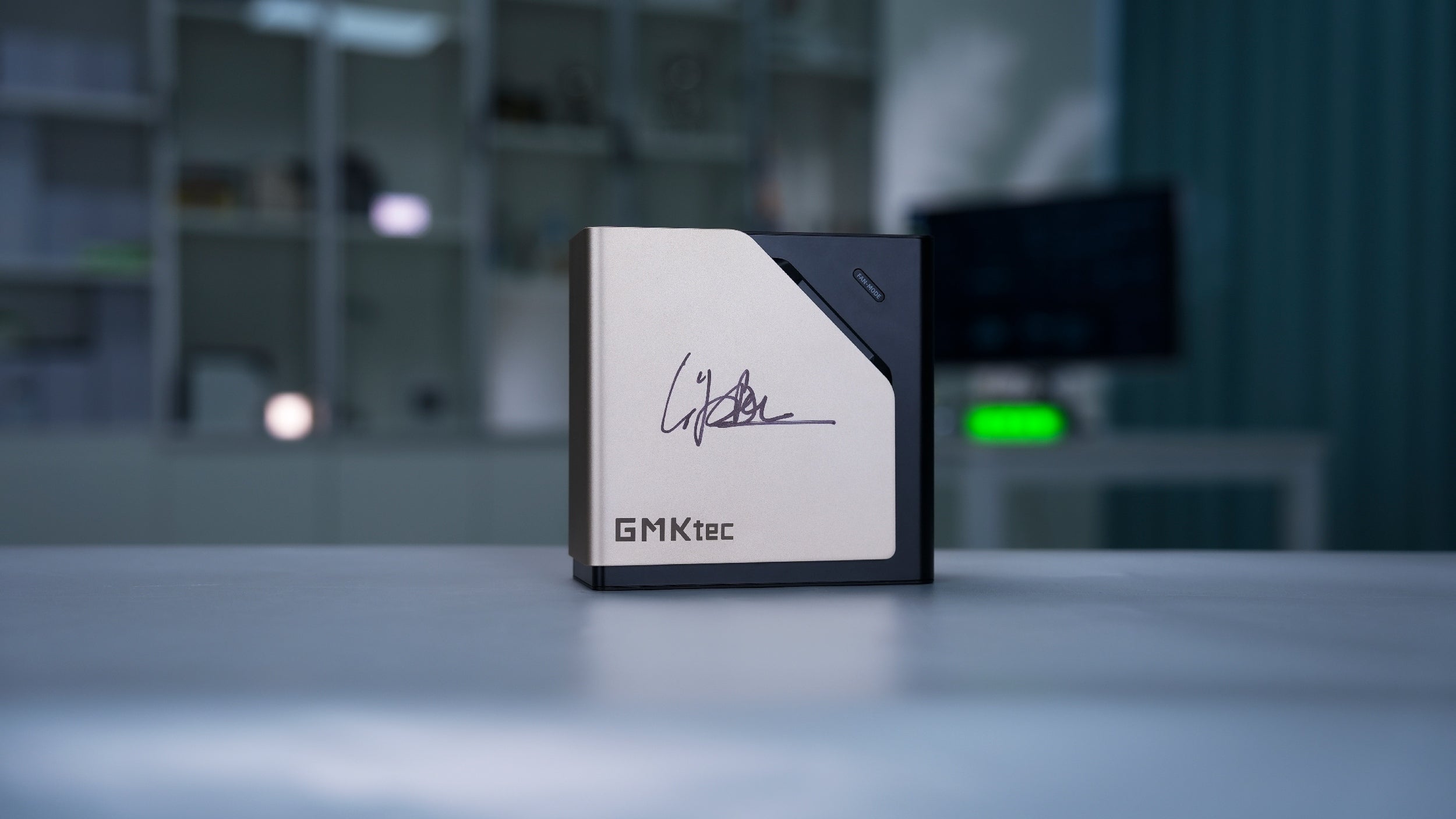 インテルCEOリップ・ブー・タン氏がGMKtec EVO-T2をCES 2026で直筆推薦